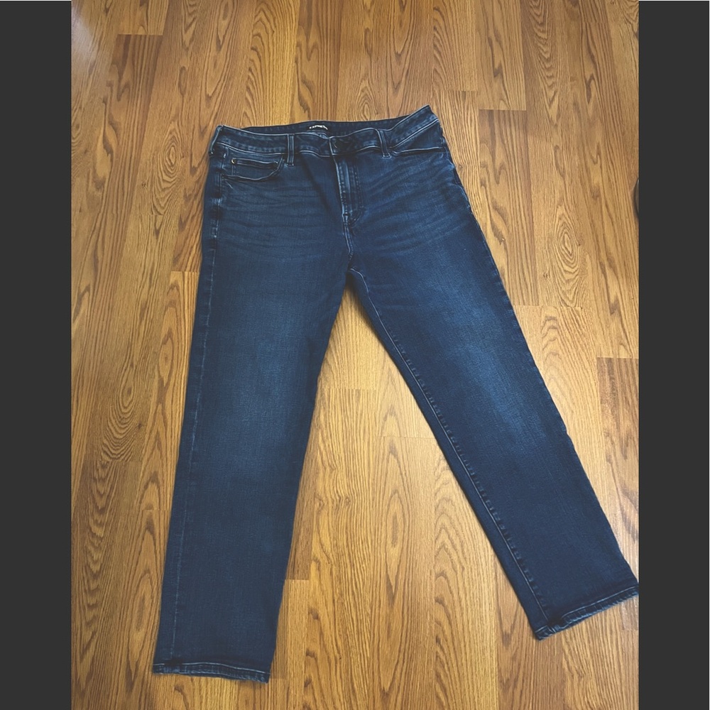 Express Slim Straight jeans. Men’s Sz 36x30. Medium Blue denim.